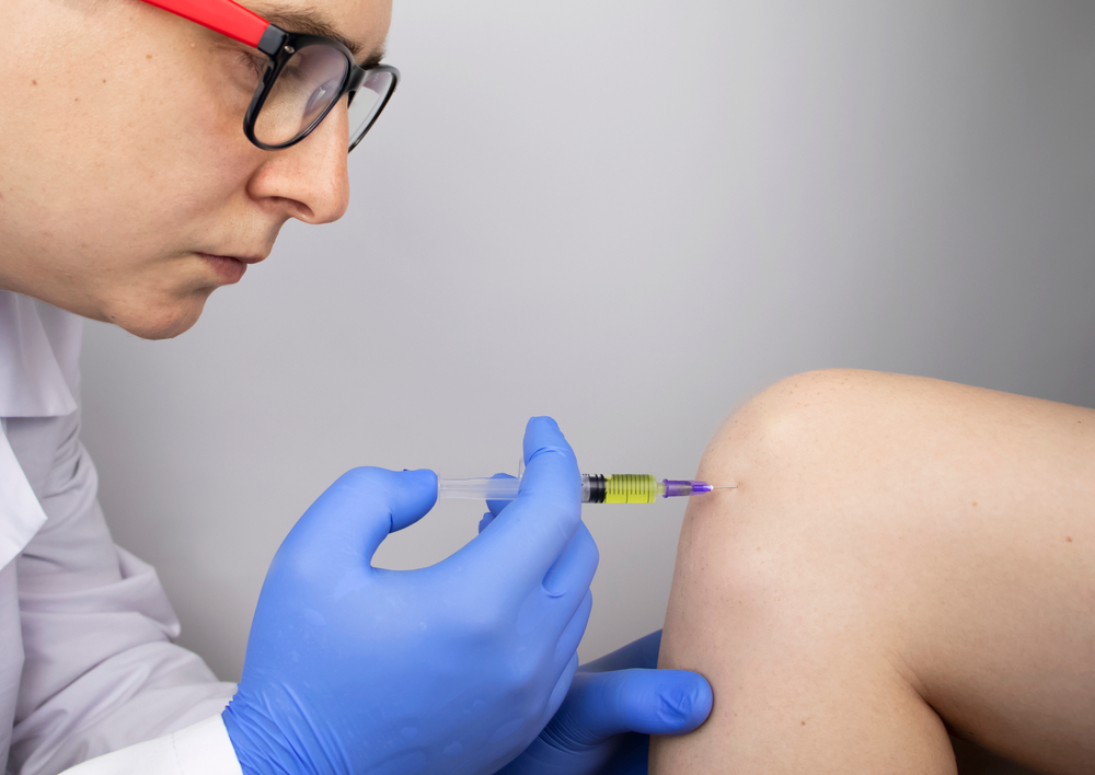 An,orthopedic,surgeon,gives,an,injection,in,the,knee.,treatment