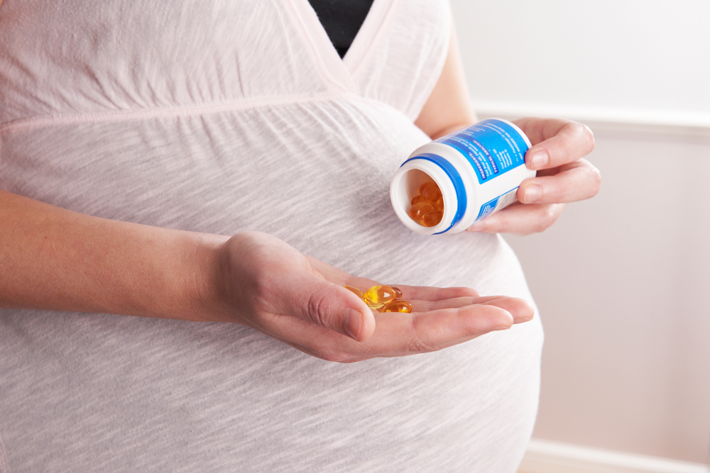 Detail,of,pregnant,woman,taking,vitamins